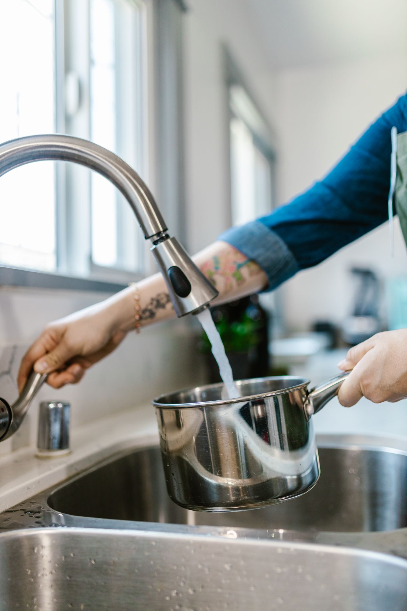 Kitchen faucet running water during drain and sink service