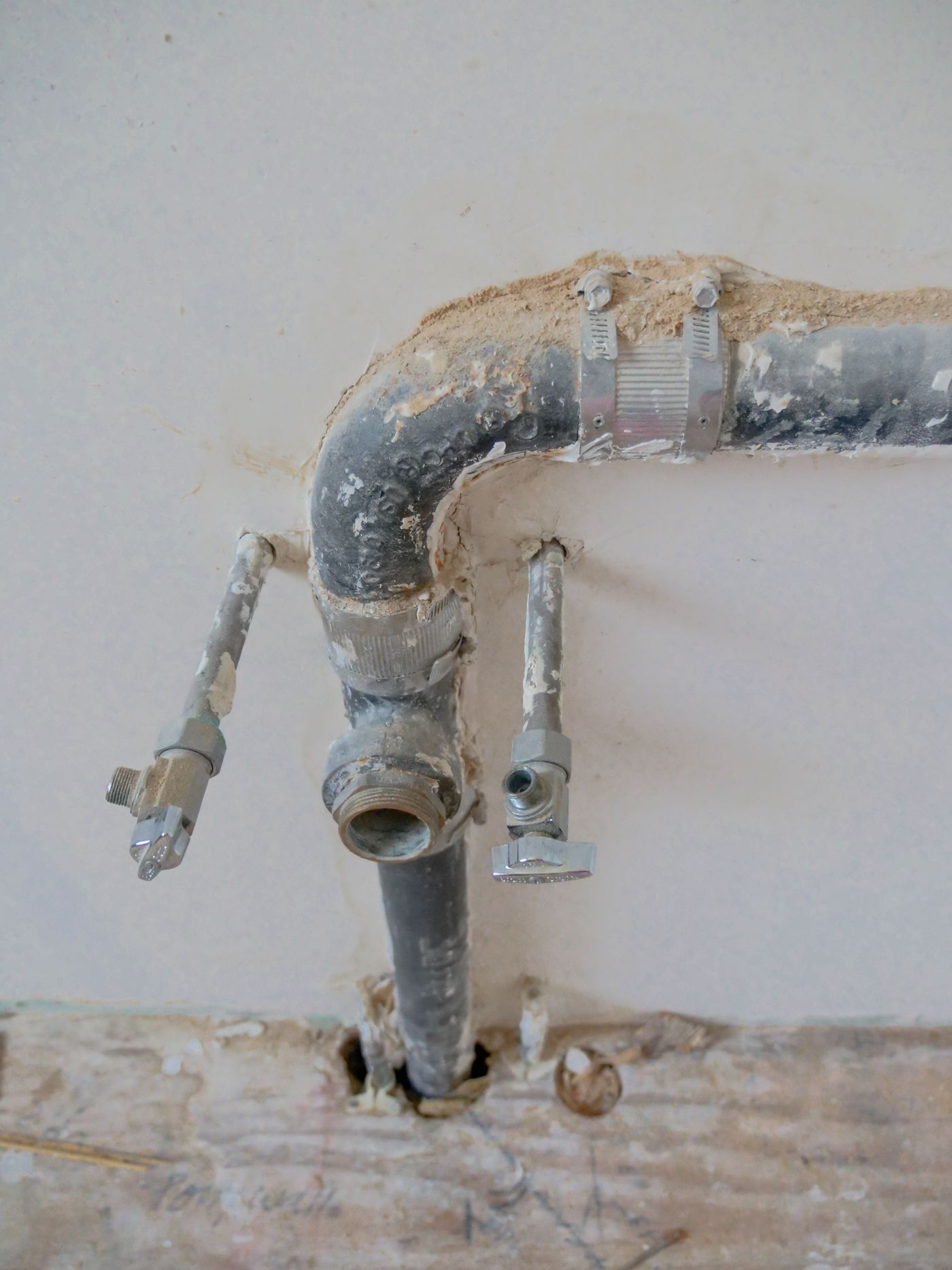 Exposed pipe connection ready for repair
